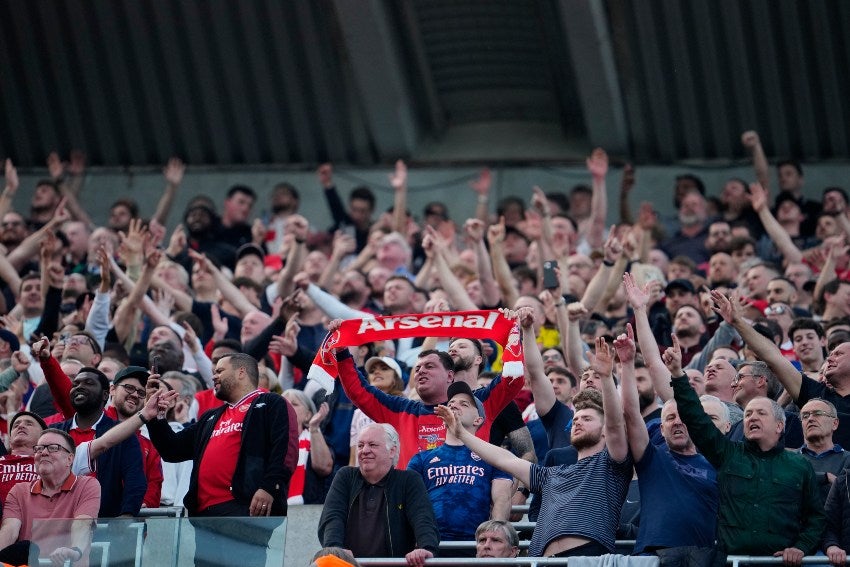 Afición del Arsenal celebrando un gol 