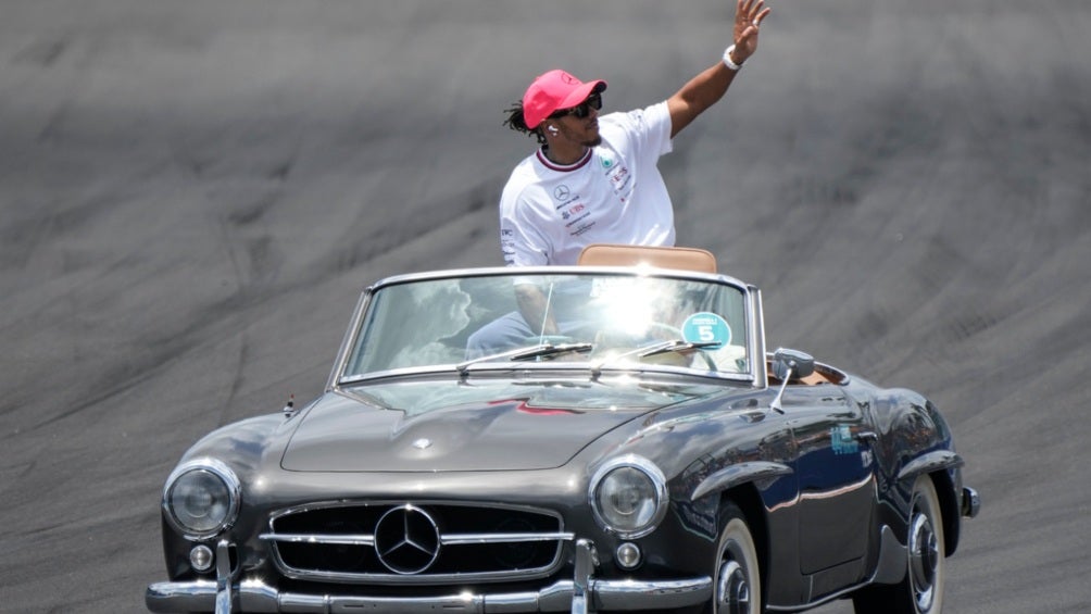 Lewis Hamilton saluda a los aficionados desde un Mercedez