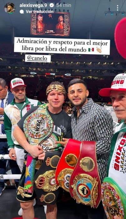 Vega y Canelo se toman una foto juntos sobre el ring