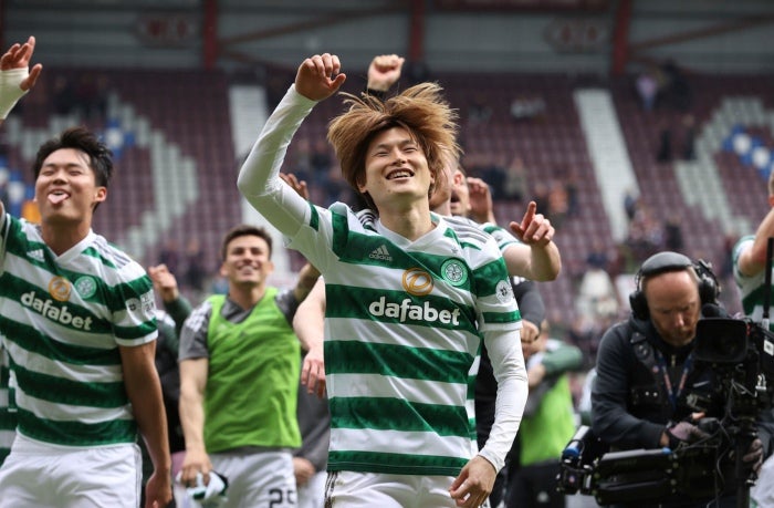 Jugadores de Celtic celebran el título