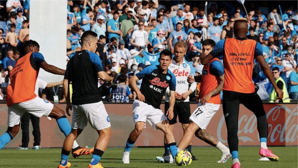 Lozano durante el calentamiento previo al encuentro ante la Fiorentina