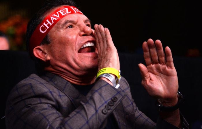 Julio César Chávez gritando en una función de box