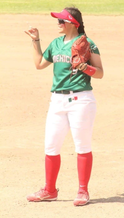 Xiomara Félix Chacón durante un partido de sóftbol