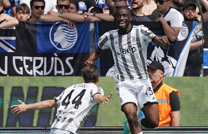 Samuel Iling-Junior festejando su primer gol como profesional