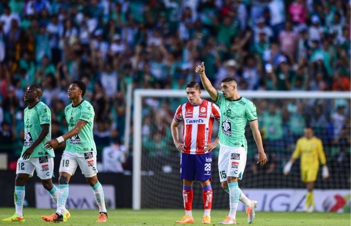 Jugador de León celebrando un gol ante San Luis en Clausura 2023