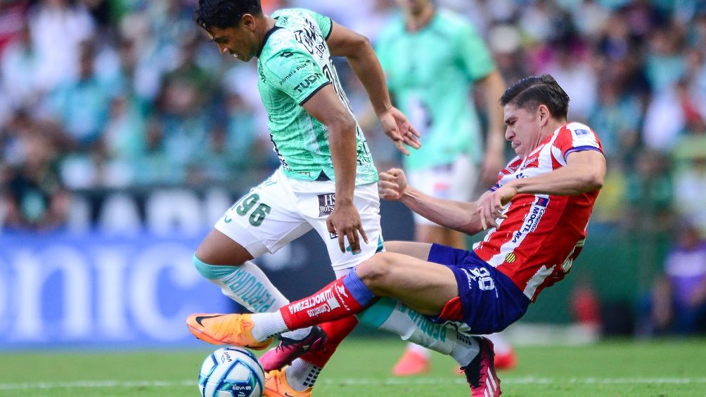 Jugadores de León y San Luis disputando un balón en Nou Camp