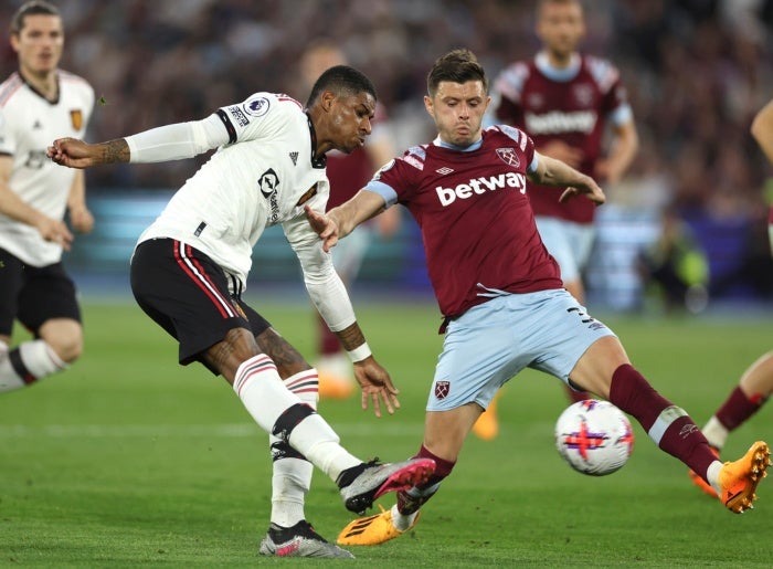 Rashford intenta conseguir el gol del empate