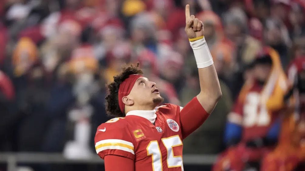 Pat Mahomes celebrando una victoria con Kansas