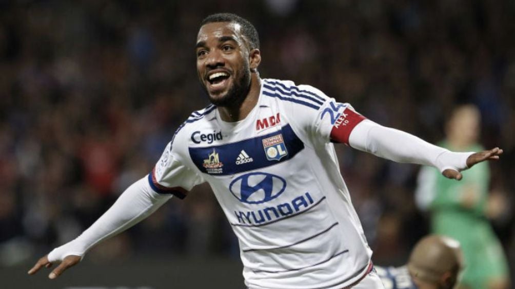 Lacazette celebra un tanto con el Lyon