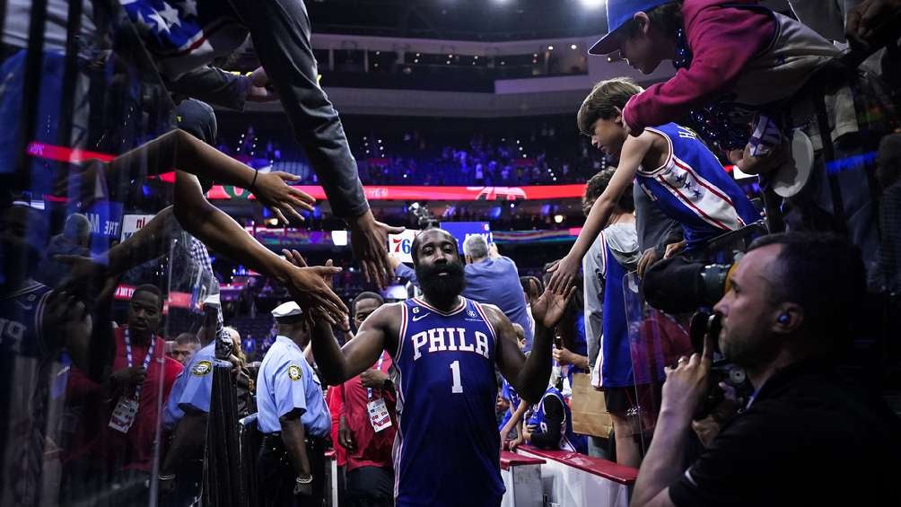 NBA Playoffs:James Harden brilló en los últimos segundos para darle la ventaja a los 76ers en la serie