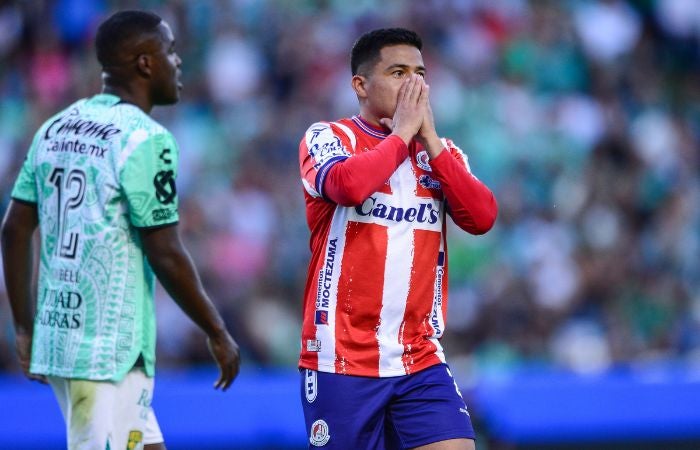 Jugador de San Luis lamentándose en Nou Camp ante León