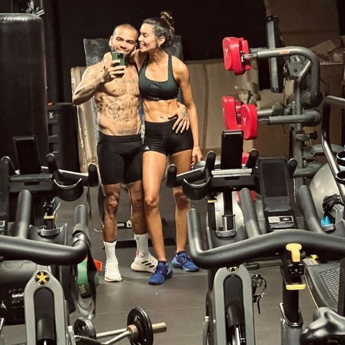 Dani Alves y Joana Sanz en el gimnasio de su casa