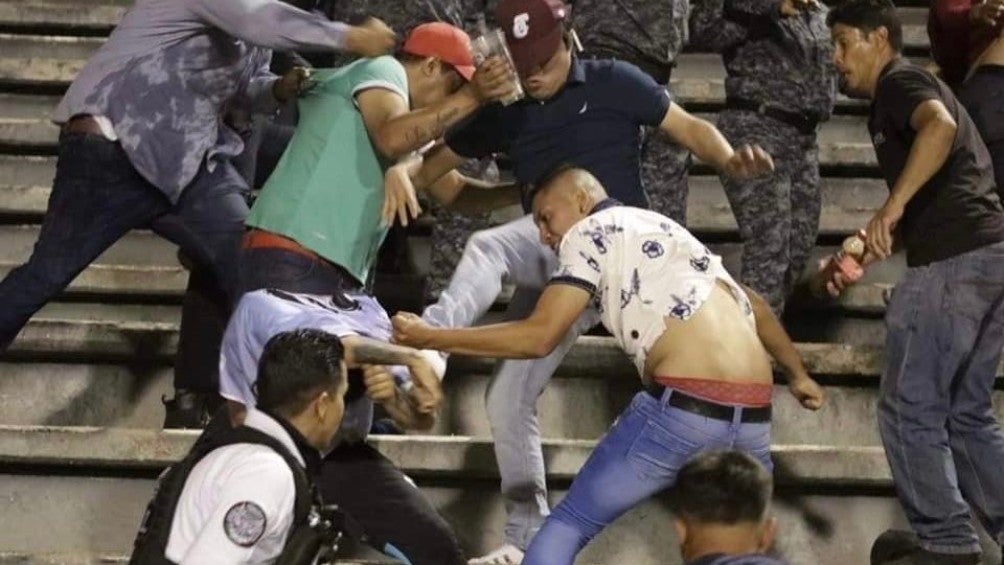 Aficionados se van a los golpes durante el partido en Zacatecas