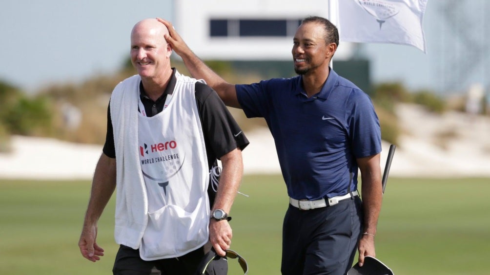 Tiger Woods y Joe LaCava ríen