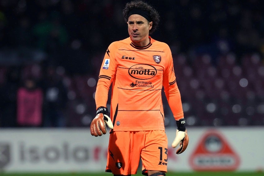 Memo Ochoa en un partido del Salernitana