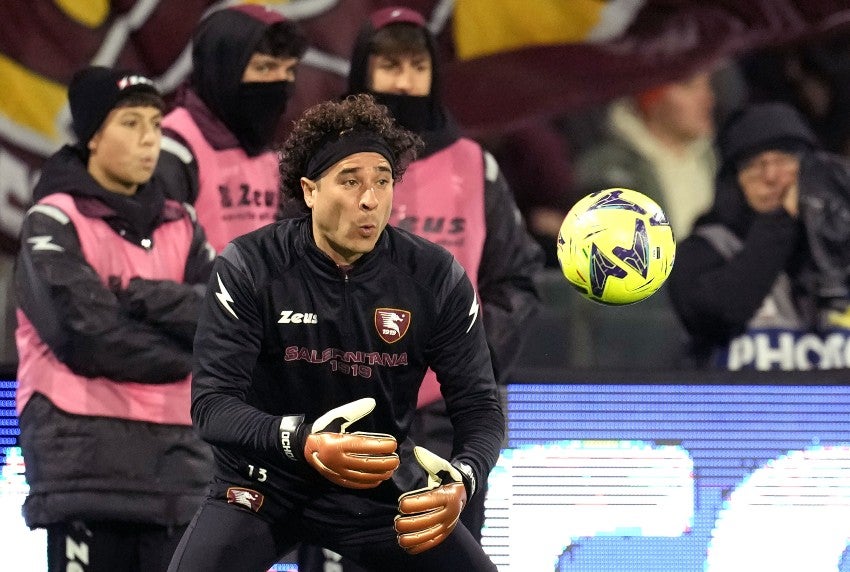 Memo Ochoa en un partido del Salernitana