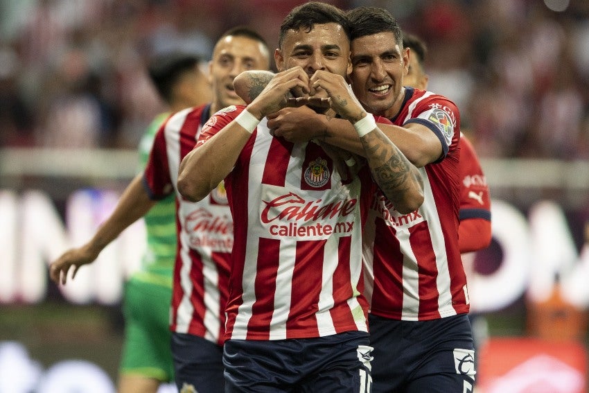 Chivas en celebración de gol