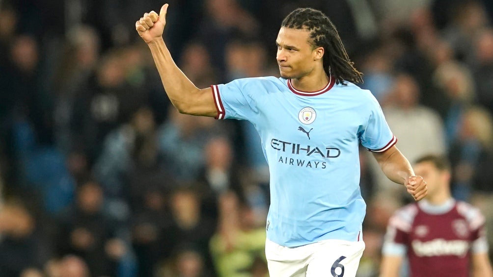 Aké en un partido del Manchetser City