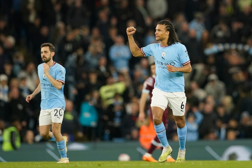 Aké en un partido del Manchetser City