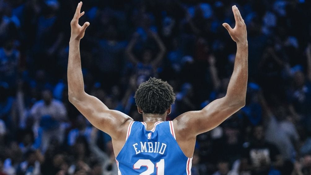 Joel Embiid celebrando la victoria de los 76ers