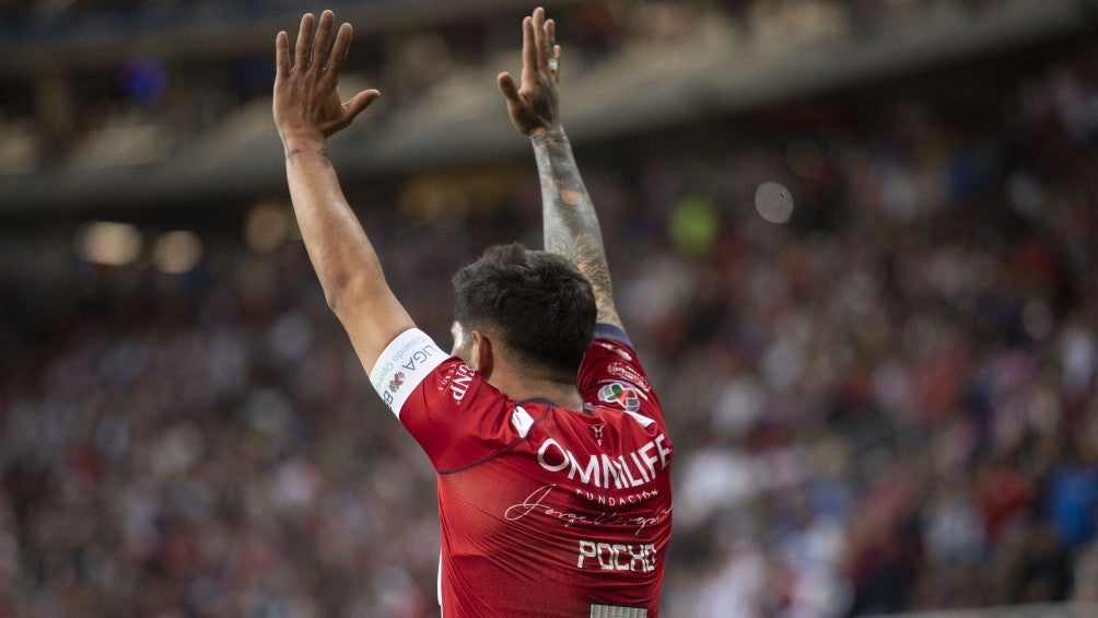 Víctor Guzmán celebra un gol con Chivas