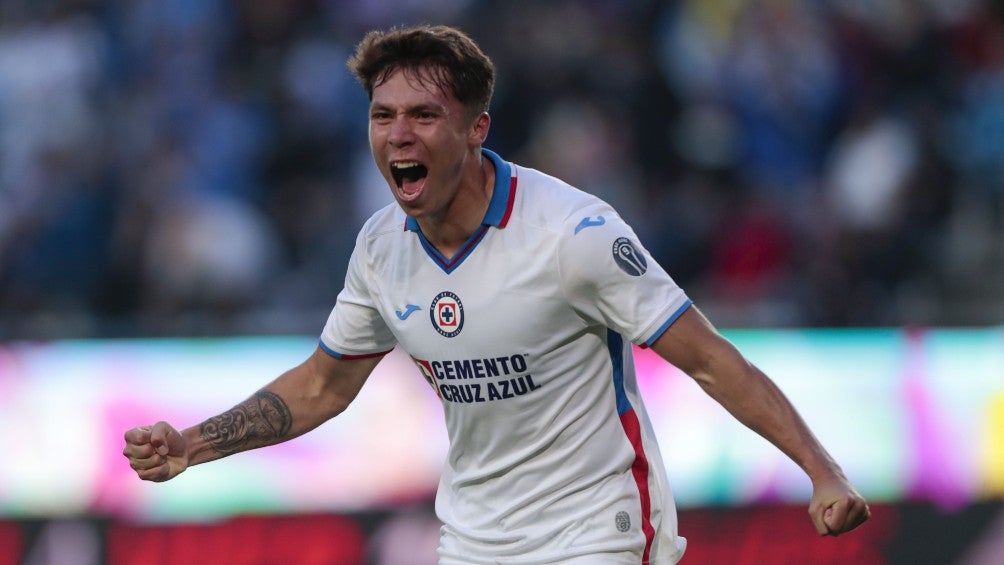 Rodrigo Huescas celebra un gol con Cruz Azul