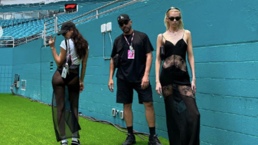 Irina junto a sus acompañante en el Hard Rock Stadium