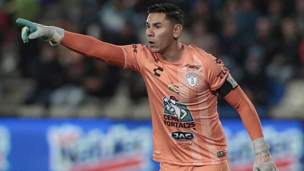 Ustari durante un partido con Pachuca