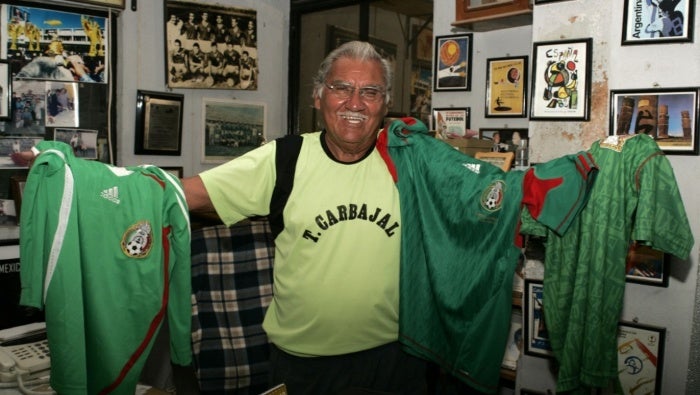 Carbajal posa con playeras del Tri