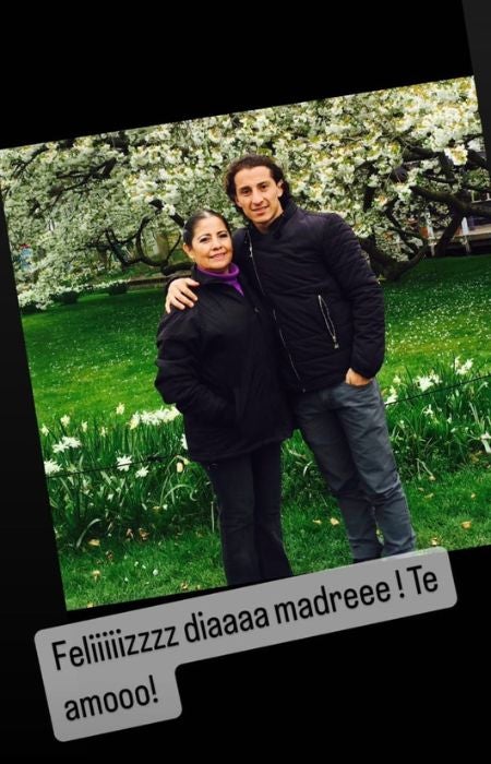 Andrés Guardado con su madre felicitándola