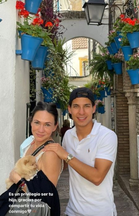 Diego Lainez con su mamá, felicitándola