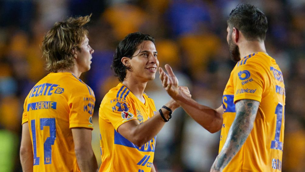 Gignac celebra junto a Lainez y Cordova