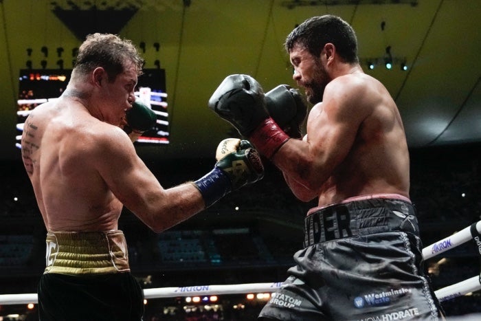 Canelo Álvarez y John Ryder durante su pelea