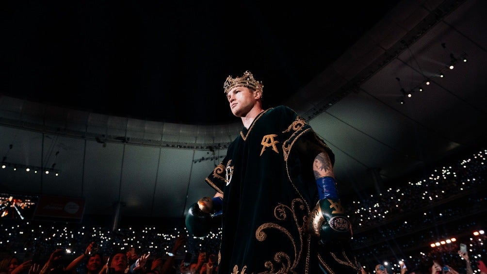 Canelo haciendo su entrada en el Estadio Akron