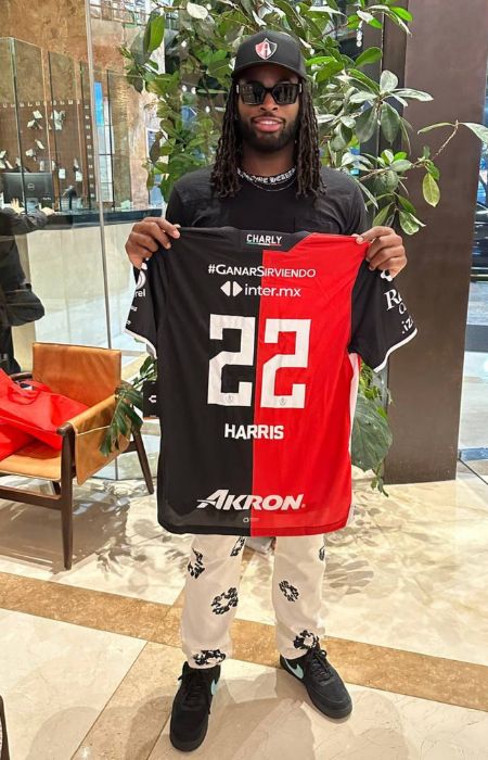 Najee Harris con la playera del Atlas