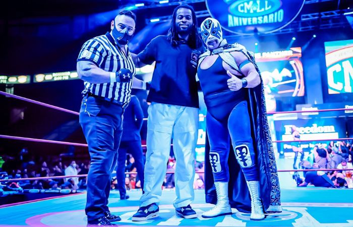 Najee Harris arriba del cuadrilátero del CMLL con Atlantis 