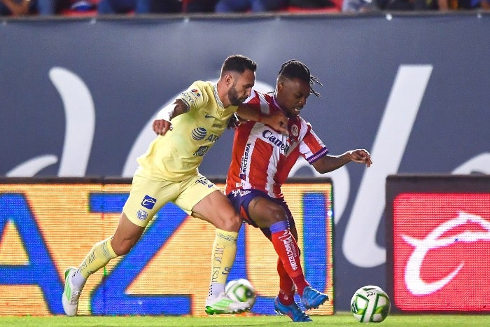 Layún y Murillo pelean por el balón durante el partido 