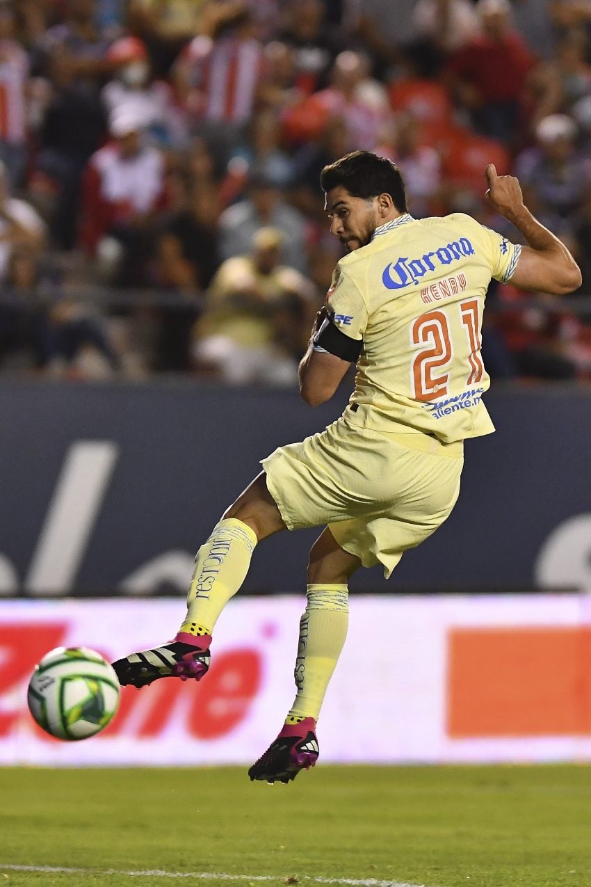 Henry Martín en el juego ante San Luis