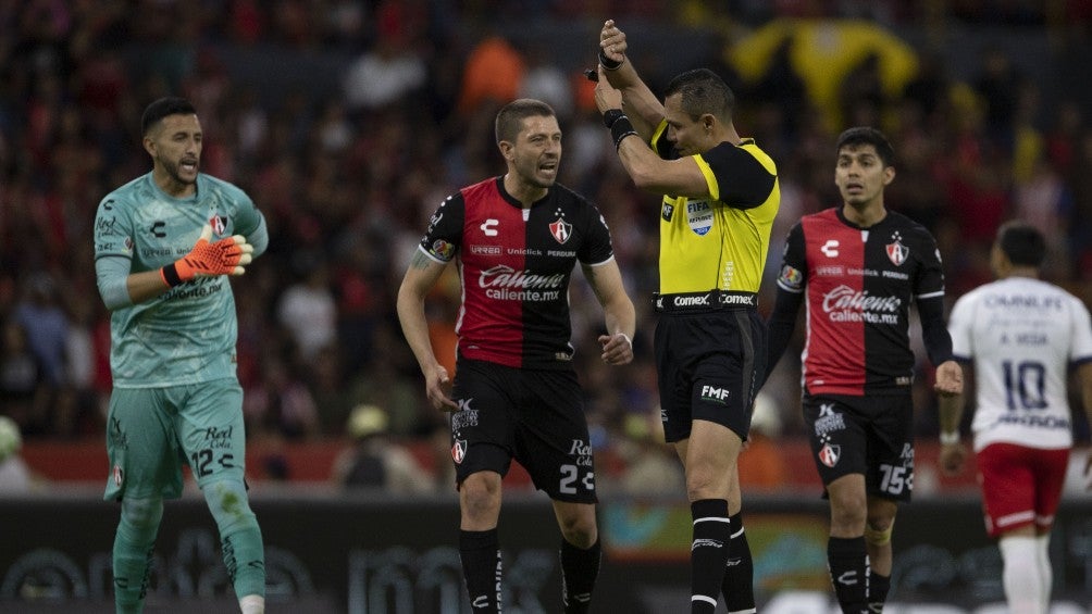 Atlas vs Chivas: Marco Antonio Ortiz generó polémica en marcación de penales en el Clásico Tapatío