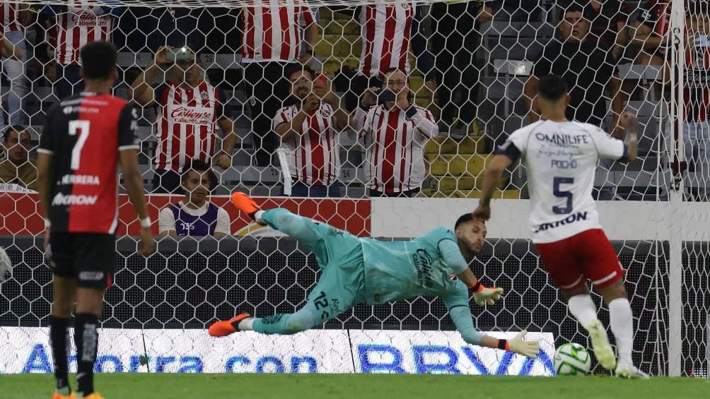 Camilo Vargas atajó el penal al Pocho Guzmán