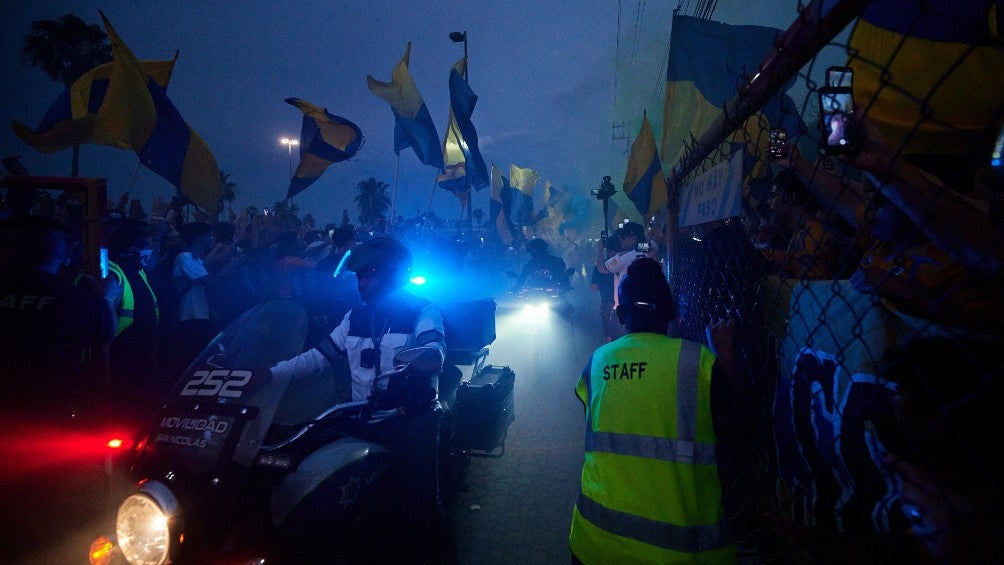 Accidente en el recibimiento de Tigres previo al partido ante Toluca 