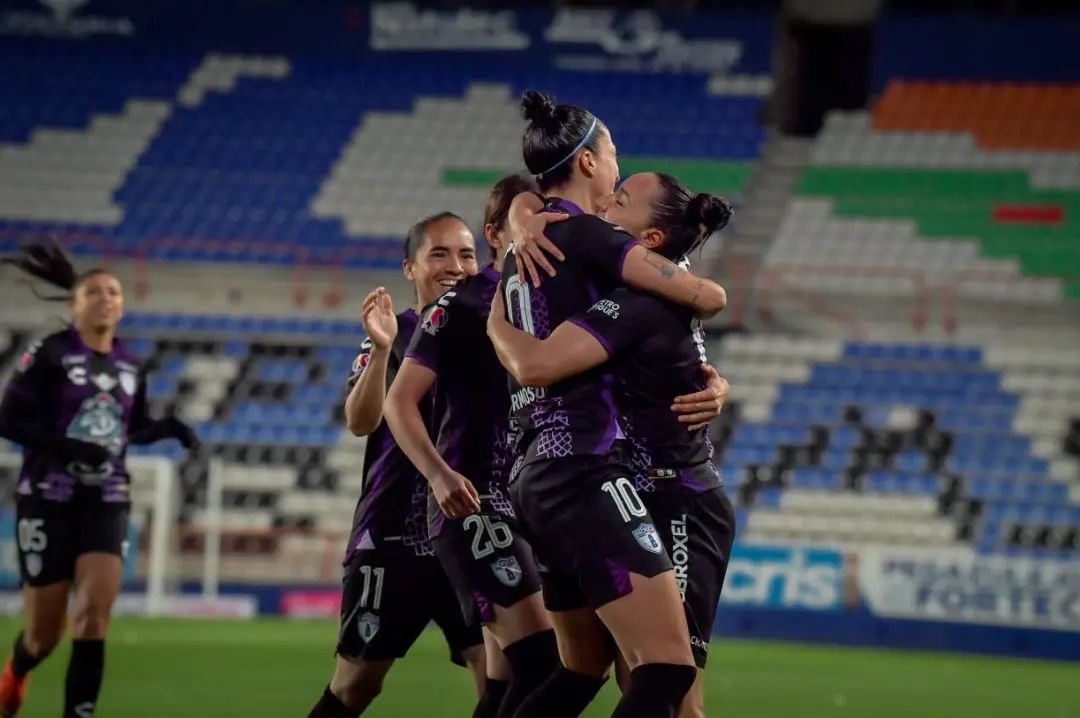 Jennfer Hermoso y Charlyn Corral celebrando un gol de Tuzas