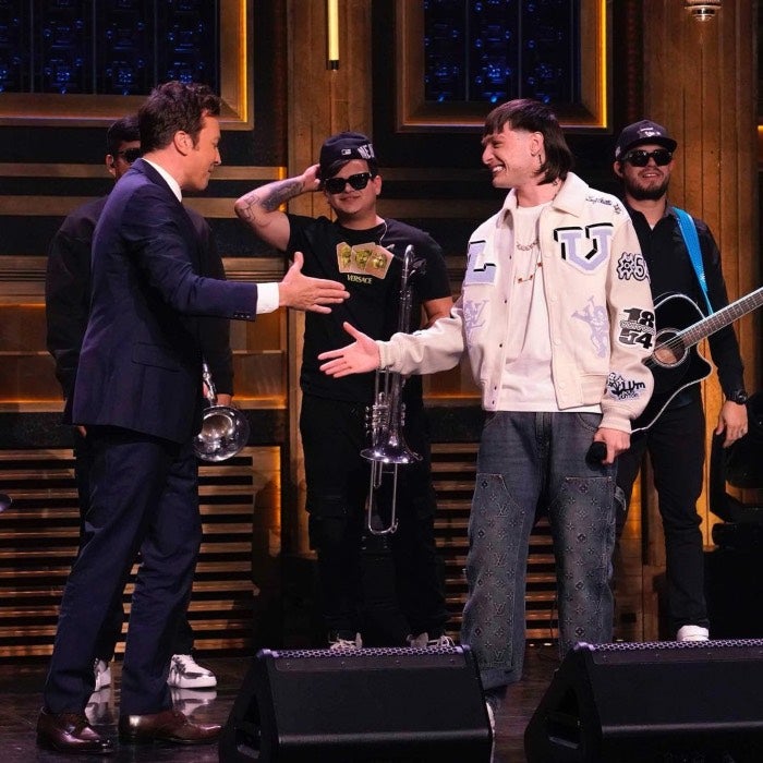 Peso Pluma en su presentación con Jimmy Fallon