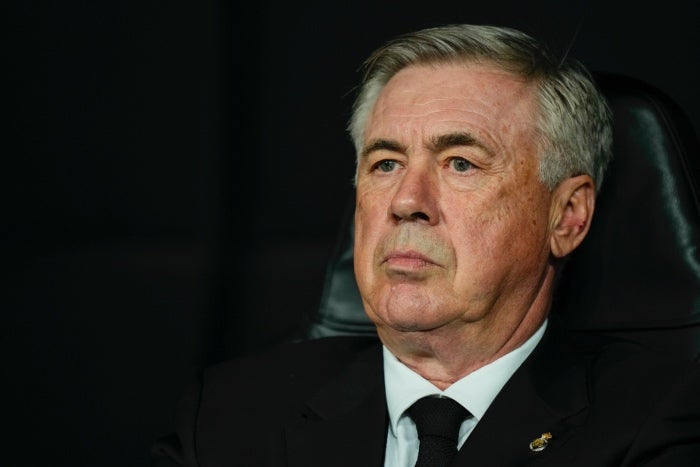 Carlo Ancelotti observa desde el banquillo