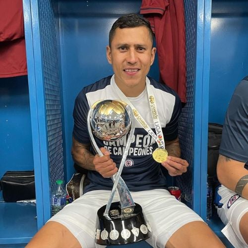 Cata Domínguez con trofeo de Campeón de Campeones de Liga MX