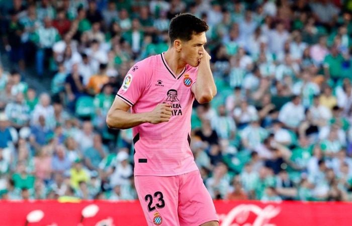 César Montes festejando su gol de chilena ante el Betis