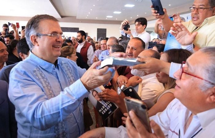 Marcelo Ebrard en un evento con sus seguidores