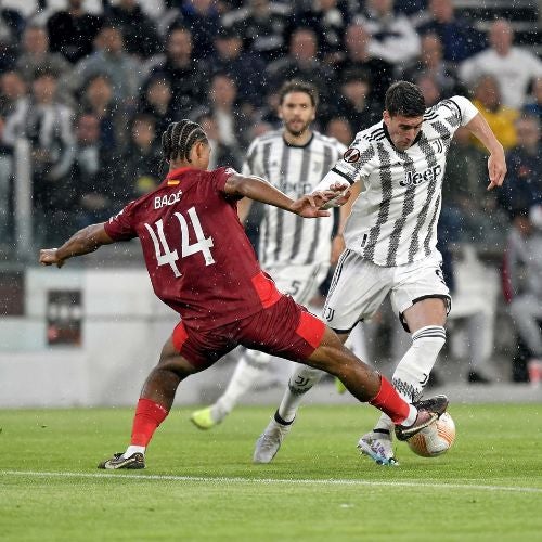 Jugadores de la Juventus y Sevilla disputando un balón