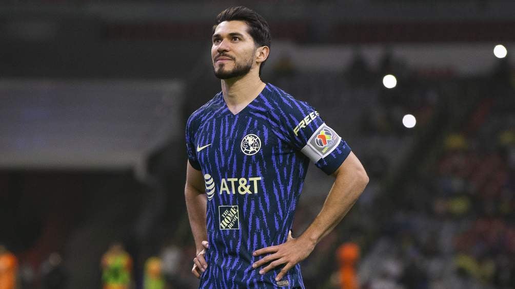 Henry Martín durante un partido con América