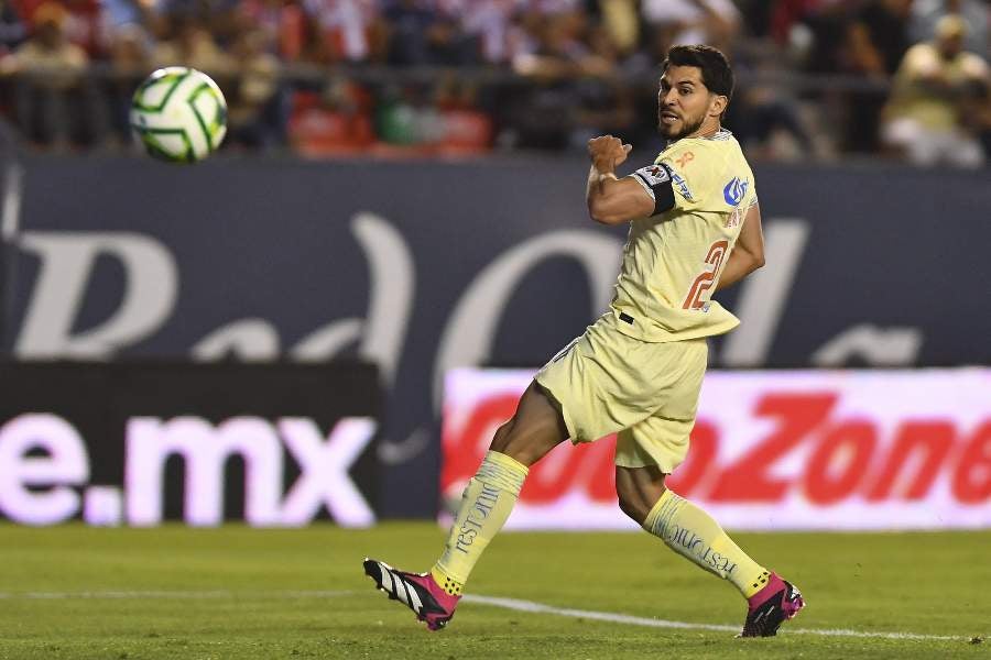 Henry Martín durante un partido con América